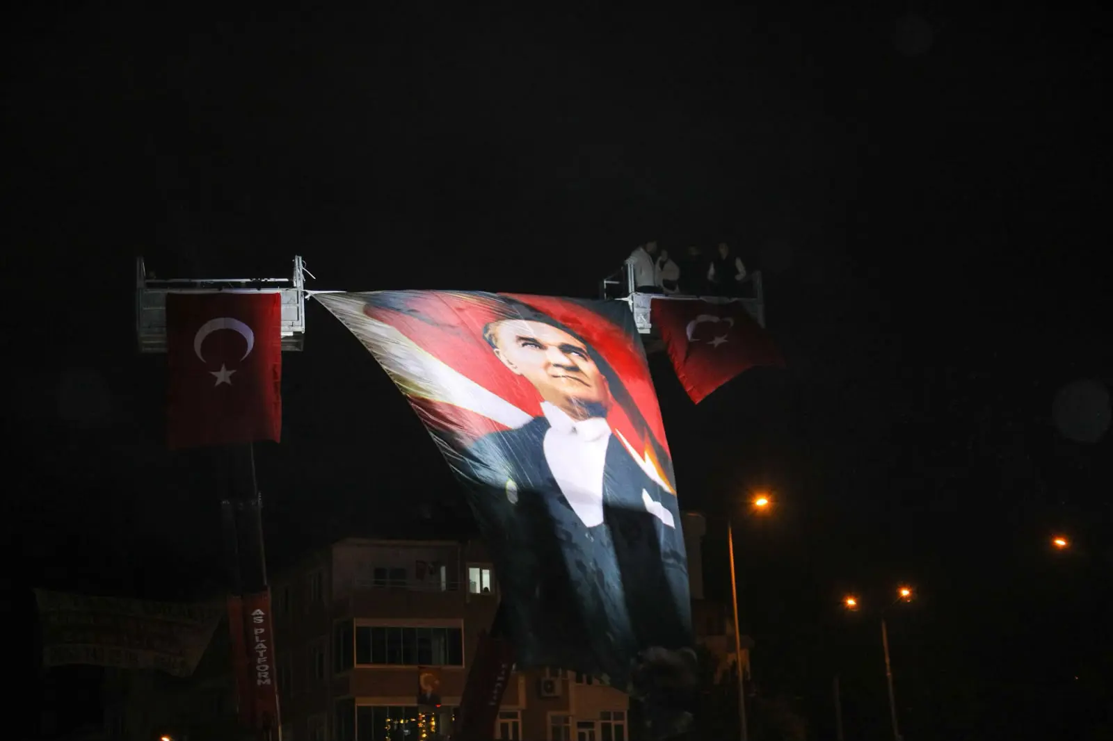 CUMHURİYET COŞKUSU SAĞANAK YAĞIŞA RAĞMEN SOKAKLARA TAŞTI: BİNLERCE EDİRNELİ FENER ALAYI’NDA BULUŞTU galeri görseli